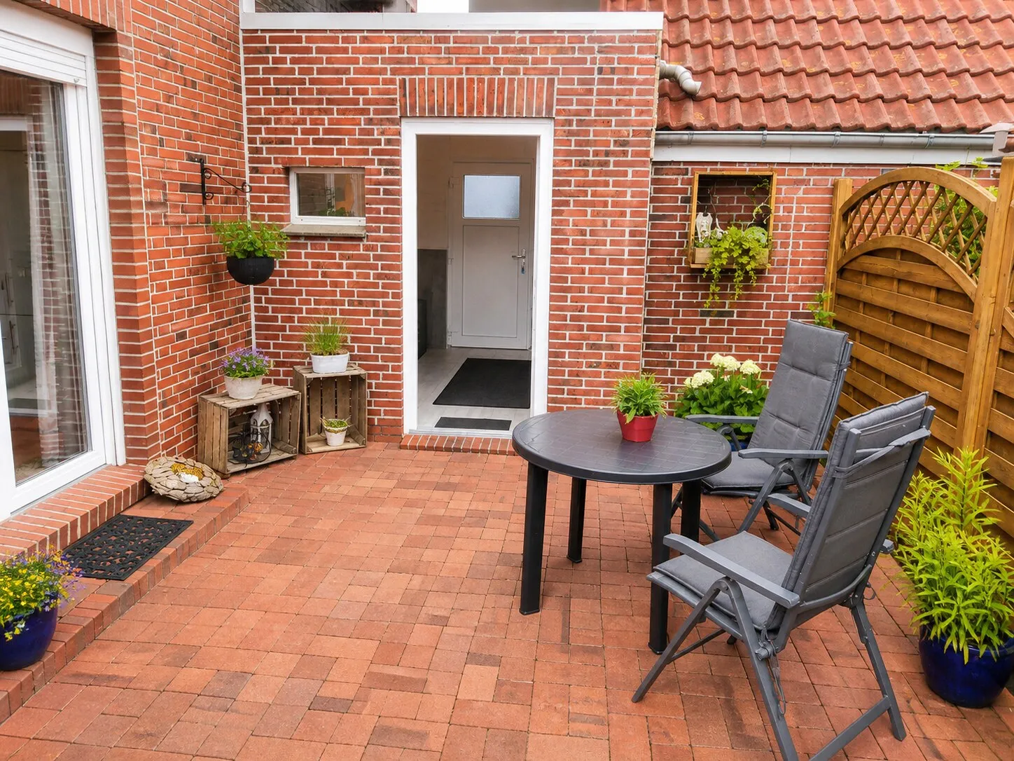Terrasse mit Sitzplatz im Garten