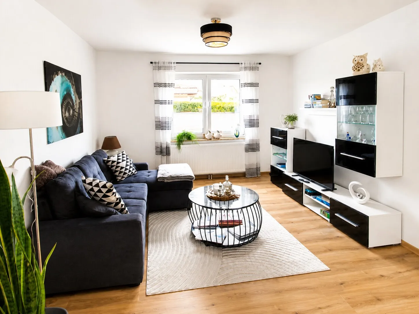 Heller Wohnbereich mit Sofa und Esstisch