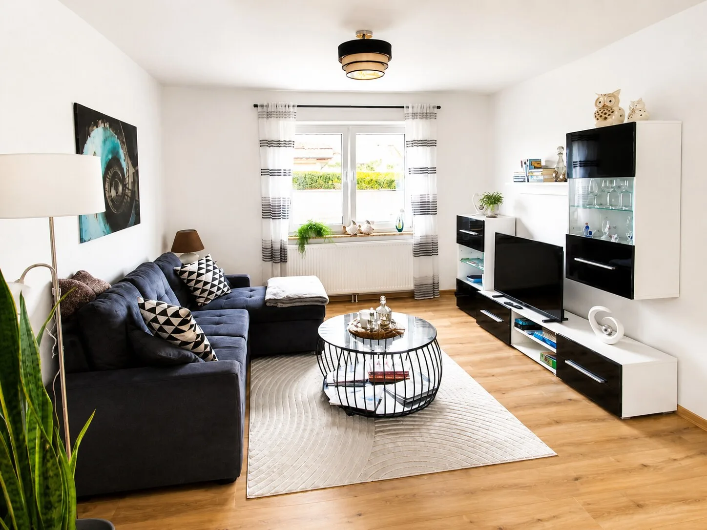 Heller Wohnbereich mit Sofa und Esstisch